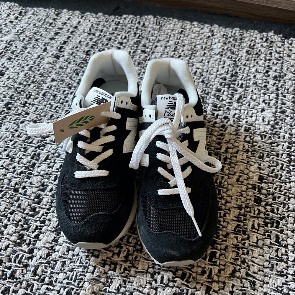 NWT New Balance 574 Wide size 6
